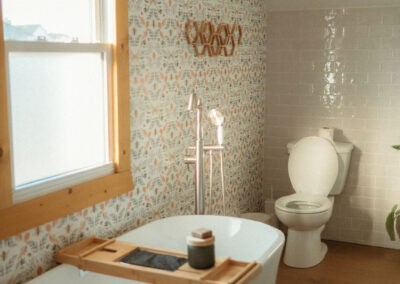 The Loft at The Roost Farm & Market: spa bathroom with freestanding tub